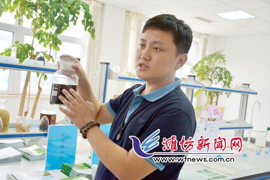 王曉凱正在介紹&ldquo;旱地寶&rdquo;的優(yōu)勢(shì)。